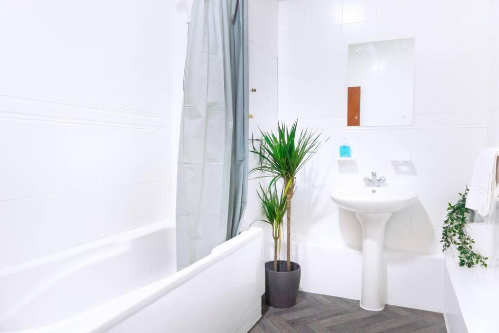 Apartment Up To 9 Close To Centre, Big Tv And Wifi Cardiff Exterior foto